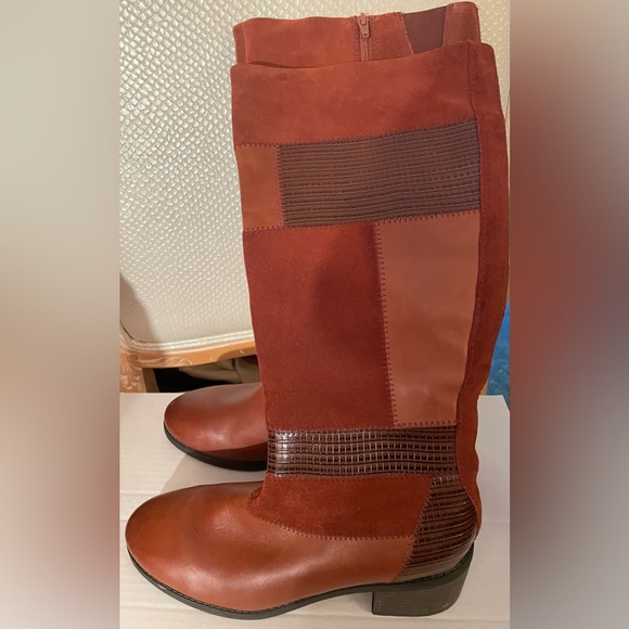 CLARKS WOMEN’S NOVELLA NOVA, LEATHER AND SUEDE RIDING BOOT TAN BROWN SIZE 8.5. - Picture 5 of 9